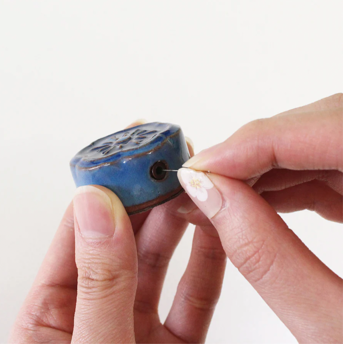 Cohana Large Magnetic Needle Rest with Needle Polisher